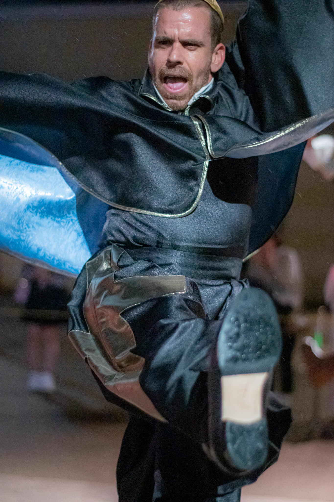 Mikelo multidisciplinary artist in a performance