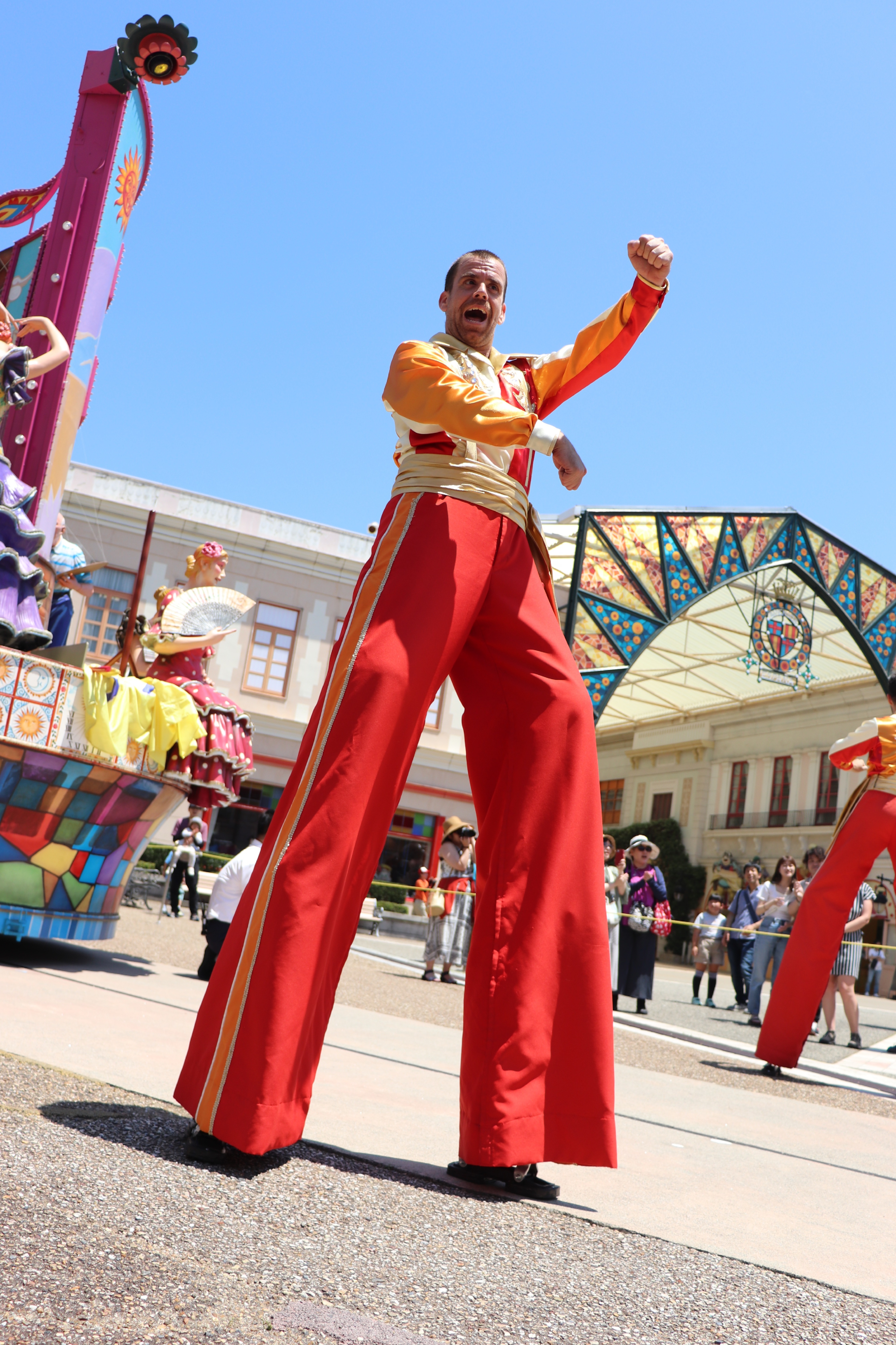 Mikelo multidisciplinary artist in a performance