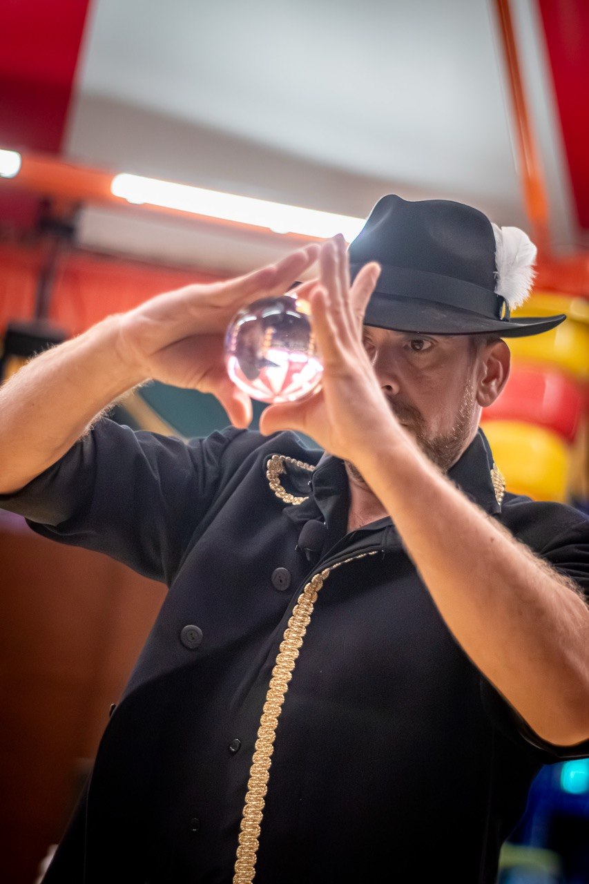 Miguel Ángel performing