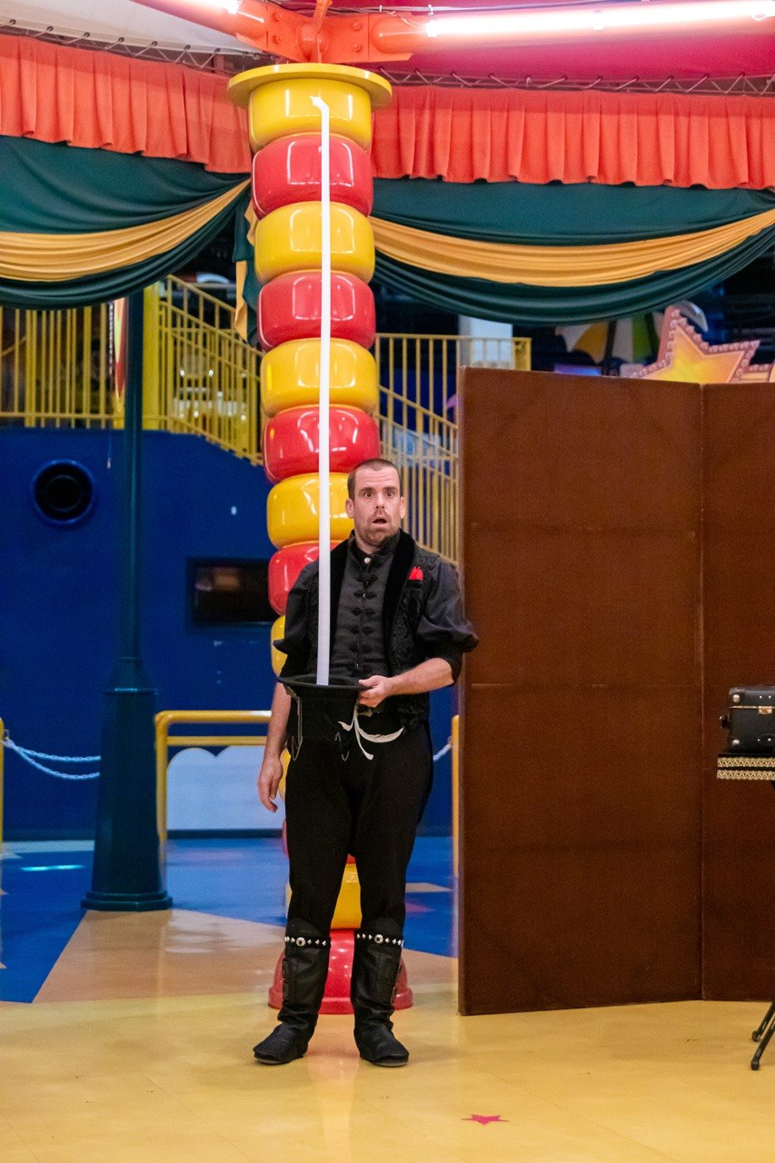 Miguel Ángel performing