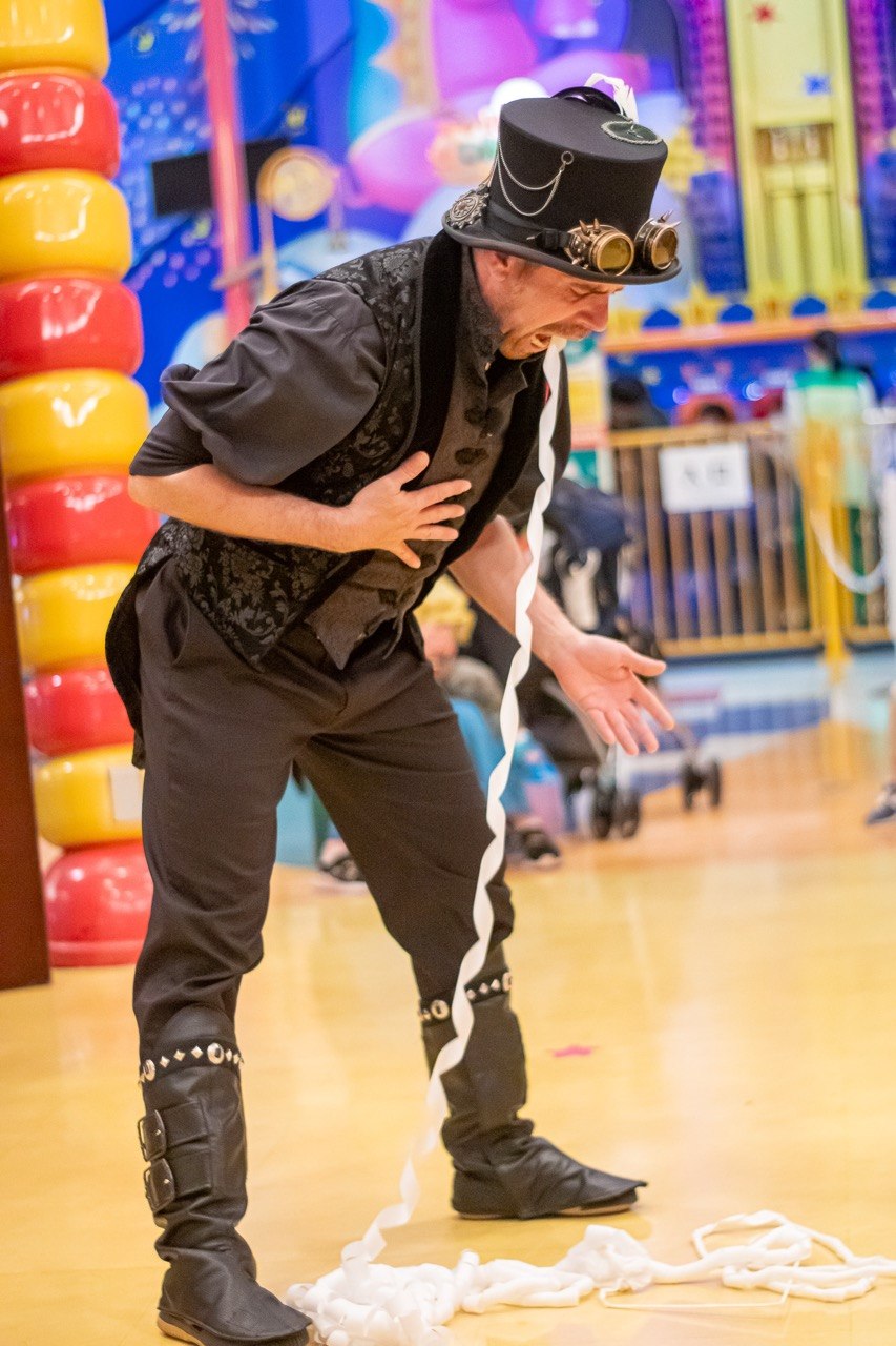 Miguel Ángel performing