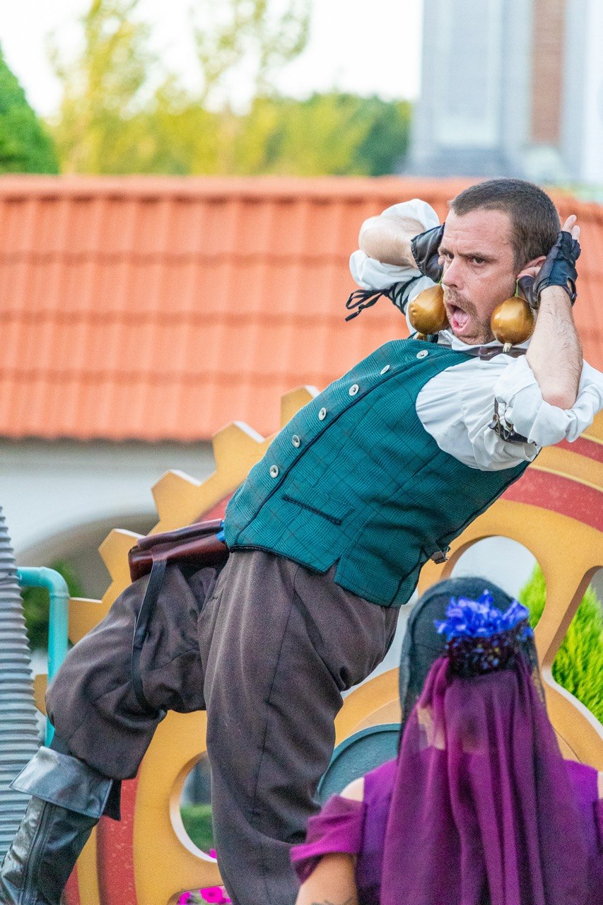 Miguel Ángel performing